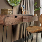 Savira zacht zand massief mangohout sidetable met 2 lades