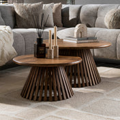 Trevano zandkleurige salontafel met kegelpoot van massief mangohout - set van 2
