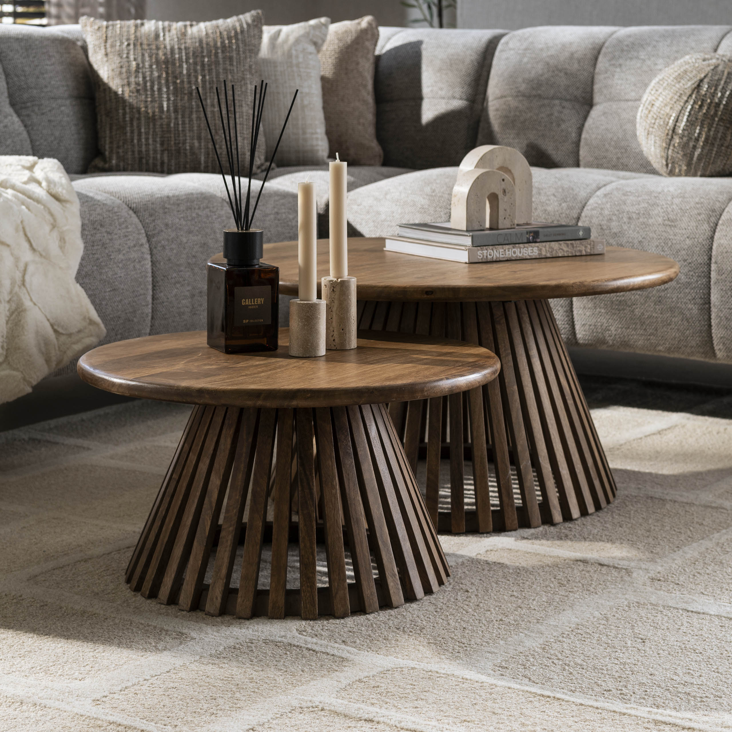 Trevano zandkleurige salontafel met kegelpoot van massief mangohout - set van 2