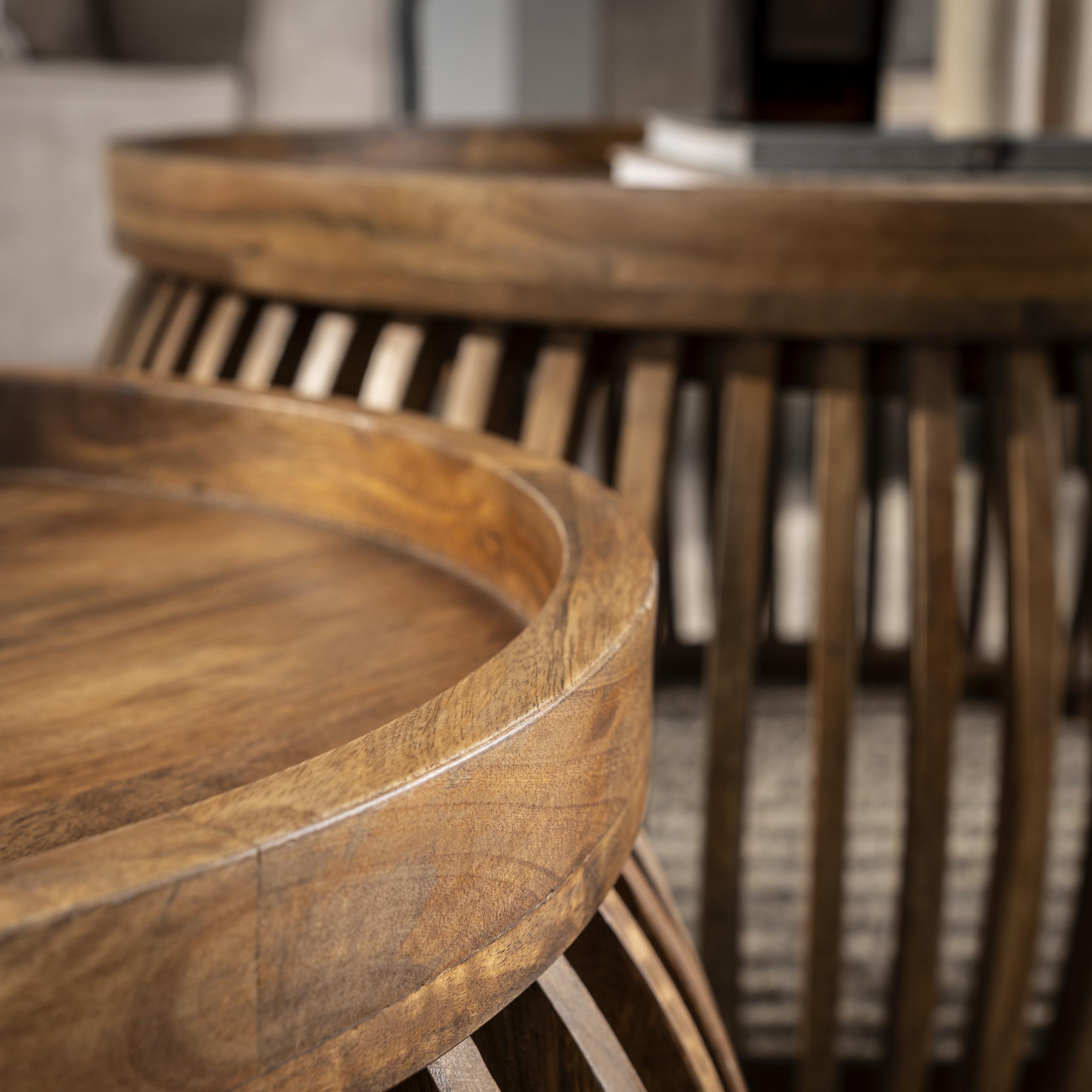 Trevano zandkleurig massief mango gebogen salontafel - set van 2