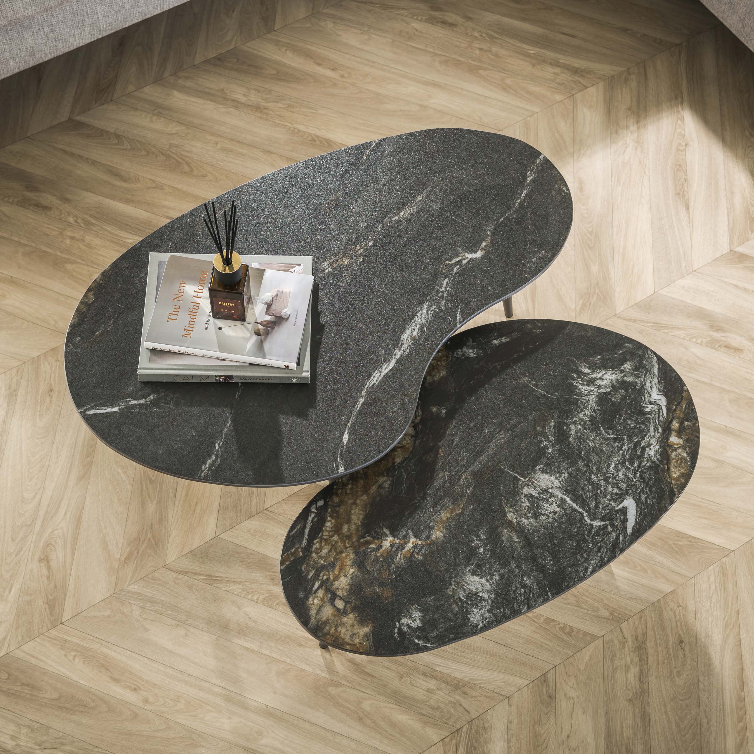 Fossira niervormige salontafel van zwart fossiel keramiek - set van 2