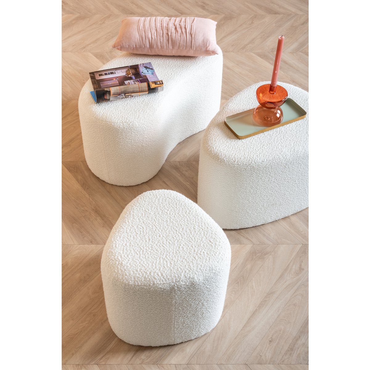 Ada witte bouclé poef