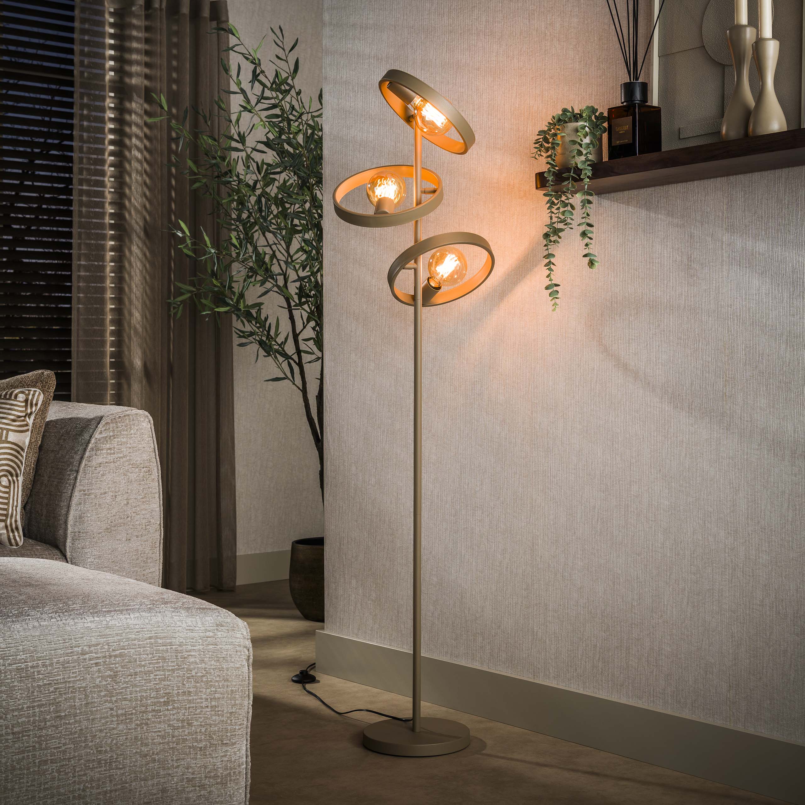 Hovera 3-lichts - beige vloerlamp
